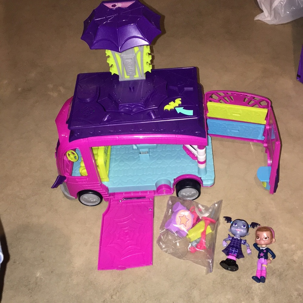 Vampirina bus with all accessories